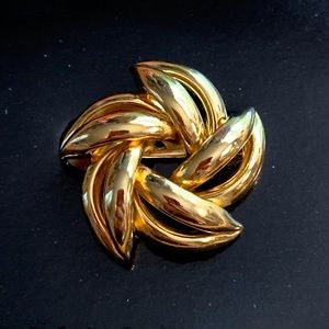Vintage gold tone pin brooch floral knot, made in Korea,locking closure, 1 inch
